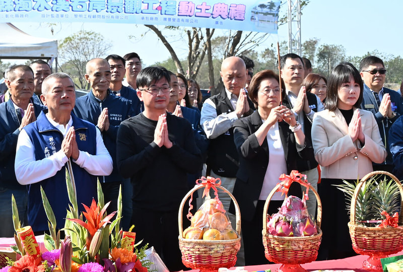 彰化縣議會議長謝典霖（前左2）12日參加彰化縣濁水溪右岸景觀工程開工動土典禮，接受媒體訪問關於社群網站留言風波表示，已提醒小編理性回覆網路言論。（彰化縣政府提供）中央社記者鄭維真傳真 115年2月12日