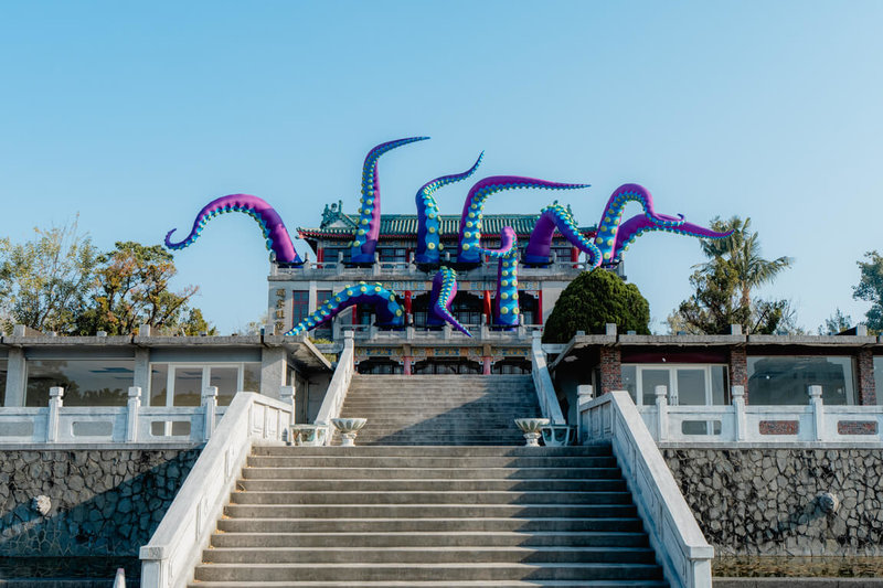 為配合高雄澄清湖的空間整理與果嶺自然公園開放，市府邀請英國藝術家痞子路克（Filthy Luker）參與藝術策展。圖為位於澄清湖遊客中心作品「章魚來襲」，當風吹動時，章魚觸手會隨風擺動。（高雄市文化局提供）中央社記者林巧璉傳真　115年2月12日
