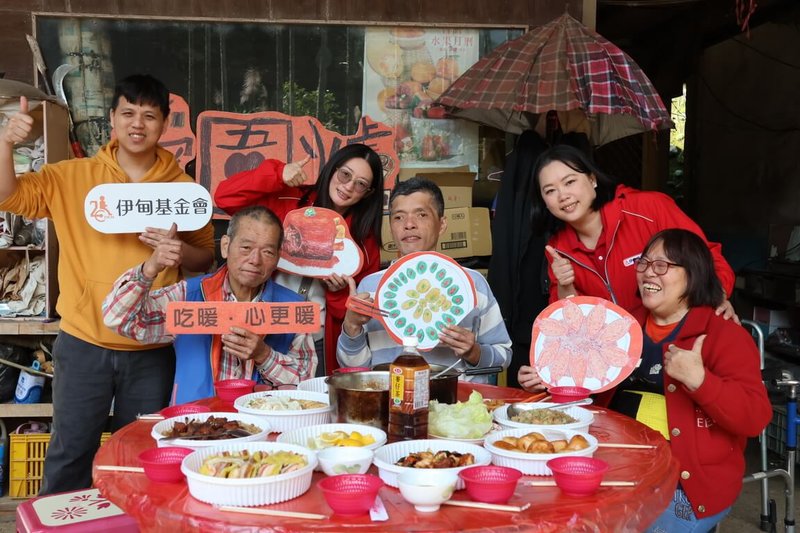 伊甸基金會連續13年發起「愛圍爐」活動，2026年預計陪伴約4000名服務使用者與家人團圓吃飯，並把年菜送進逾200名行動不便長者或身心障礙朋友家中。（伊甸基金會提供）中央社記者沈佩瑤傳真　115年2月12日