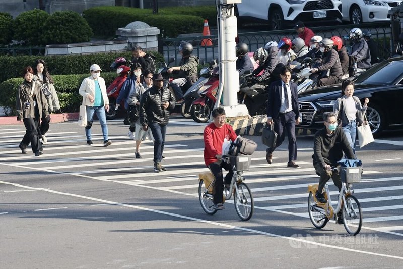氣象專家吳德榮12日表示，小年夜前各地天氣晴朗穩定，高溫近攝氏30度，應留意日夜溫差。圖為台北市中正區街頭12日午後陽光露臉，民眾往來穿梭。中央社記者王飛華攝　115年2月12日