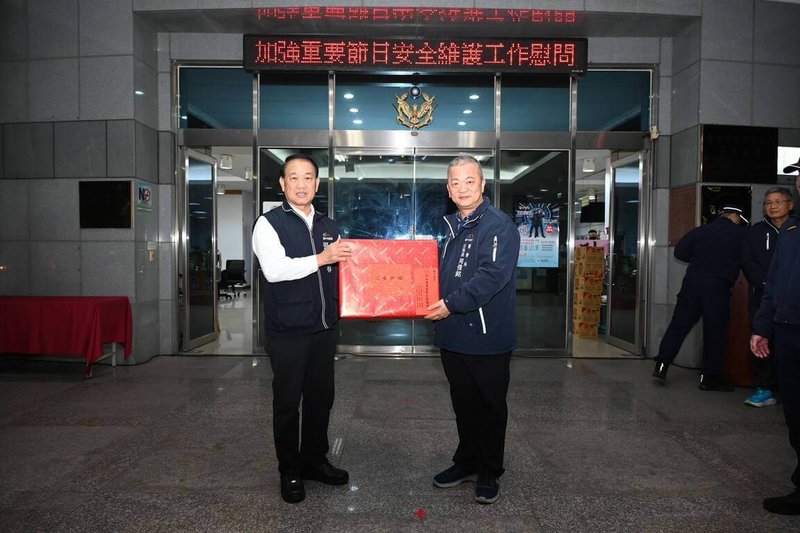 農曆春節將屆，轄區擁有七期百貨商圈的台中市警察局第六分局勤務繁重，台中市政府副秘書長張大春（左）11日深夜代表市府慰問六分局致贈慰問品。（警方提供）中央社記者郝雪卿傳真   115年2月12日