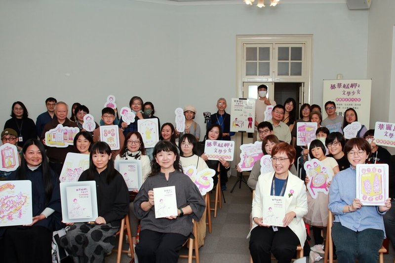 國立台灣文學館推廣台語繪本，將前輩作家黃鳳姿作品改編為「風華艋舺ê文學少女」、「華麗島的文學少女」等書，11日在國立台灣文學館舉行新書發表會。前排右起繪者陳芊榕、館長陳瑩芳、文化部政務次長李靜慧、繪本作者林安狗、台文改寫游沛綺。（國立台灣文學館提供）中央社記者邱祖胤傳真 115年2月12日