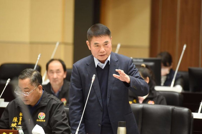 苗栗縣頭份市一處6公尺寬巷道近日遭地主放貨櫃封路，導致巷內住戶進出不便，也有妨礙救災公共安全疑慮；縣長鍾東錦（中）12日指示優先強制排除，並請示檢方意見追究責任。（苗栗縣政府提供）中央社記者管瑞平傳真　115年2月12日