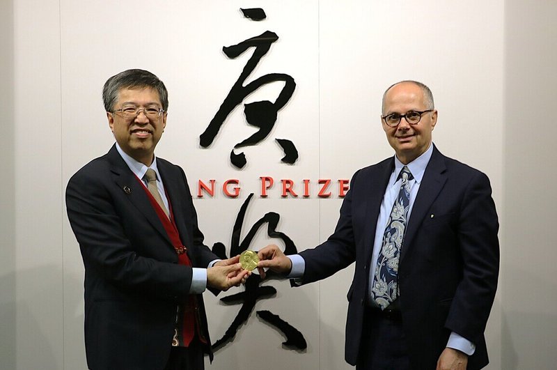 2025年諾貝爾化學獎得主奧馬爾．亞基（Omar M. Yaghi）（右）12日造訪唐獎基金會，特別拿出諾貝爾獎章，與唐獎基金會執行長陳振川（左）等人分享榮耀。（唐獎基金會提供）中央社記者陳至中台北傳真　115年2月12日