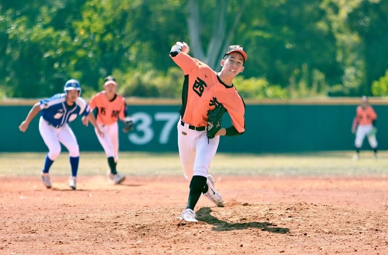 114學年度高中棒球聯賽（木棒組）第3階段賽事持續，西苑高中投手賴承鍇（前中）12日登板後援2.2局順利守成，助隊搶下晉級門票。（學生棒球運動聯盟提供）中央社記者蘇志畬傳真　115年2月12日