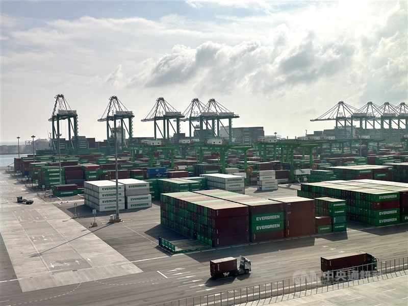 圖為長榮海運在高雄港打造全台首座自動化貨櫃中心。（中央社檔案照片）