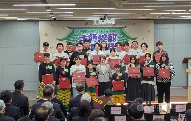 副總統蕭美琴（前中）12日到家扶基金會了解「青年百億海外圓夢基金計畫」成果，並欣賞家扶青年才藝表演。蕭副總統表示，希望鼓勵青年除了學業，還有很多潛能去發掘。中央社記者蘇木春攝　115年2月12日