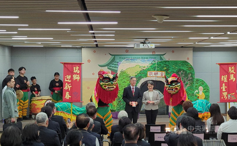 副總統蕭美琴（右）12日到家扶基金會，除了解「青年百億海外圓夢基金計畫」成果，並欣賞家扶青年才藝表演，蕭副總統會中也肯定家扶發掘青年潛能，甚至協助完成夢想。中央社記者蘇木春攝　115年2月12日