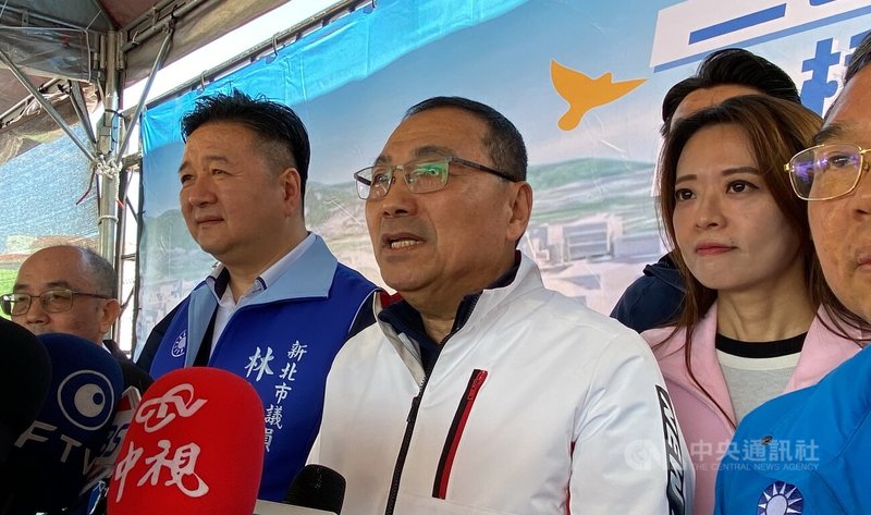 女子陳嘉瑩毒駕拒檢，衝撞、拖行新北市警察局土城分局清水派出所長劉宗鑫致死，新北地院國民法官判處死刑；市長侯友宜（前中）12日在三峽區視察長福橋新建工程後，接受聯訪表示，對劉宗鑫殉職深感不捨，感謝司法成為警察執法的堅實後盾。中央社記者黃旭昇新北市攝　115年2月12日