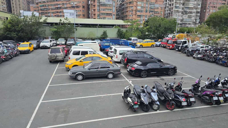 民進黨新北市議員黃淑君12日表示,新北市查扣毒駕汽、機車輛,導致塞爆派出所警用停車格或保管場,呼籲毒駕車應立法設置保管期限,從制度面解決車輛長期滯留問題。(新北市議員黃淑君服務處提供)中央社記者黃旭昇新北市傳真 115年2月12日