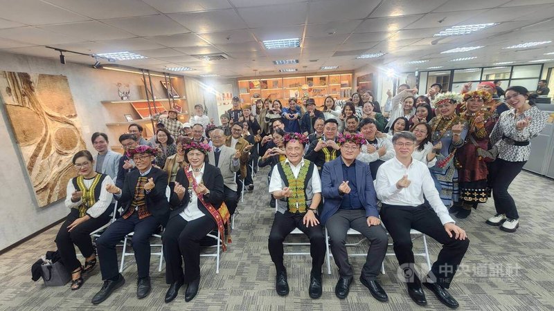 國立原住民族博物館籌備處12日舉行新、卸任主任交接典禮，原民會主委曾智勇（前右3）與新任主任謝美蘭（前左3）和觀禮來賓一同合影留念。中央社記者洪學廣攝　115年2月12日