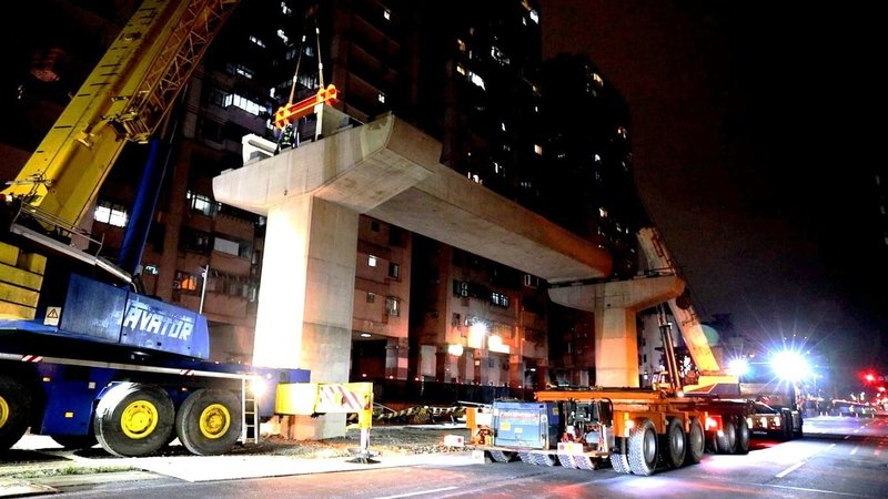 新北捷運土城樹林線CQ890標工程，12日凌晨順利完成首跨預鑄U型梁吊裝作業，也代表土城樹林線開始進入「上部結構」施工期。（新北市捷運工程局提供）中央社記者王鴻國傳真　115年2月12日