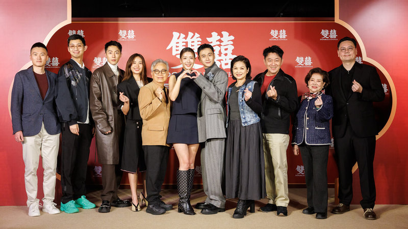 電影「雙囍」12日在台北市信義區舉辦首映會，參演港星田啟文（左5）、余香凝（左6）跨海來台參與，也將參加迪化街送紅包宣傳行程。（水花電影提供）中央社記者王心妤傳真　115年2月12日