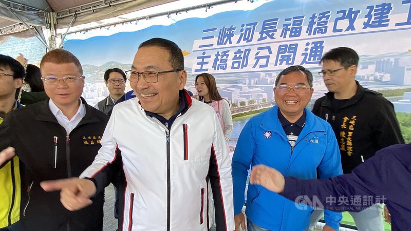 新北市長侯友宜（左2）12日視察三峽長福橋工程，接受聯訪提到藍營下屆新北市長協調事宜，他表示全力支持台北市副市長李四川投入選戰。中央社記者黃旭昇新北攝  115年2月12日