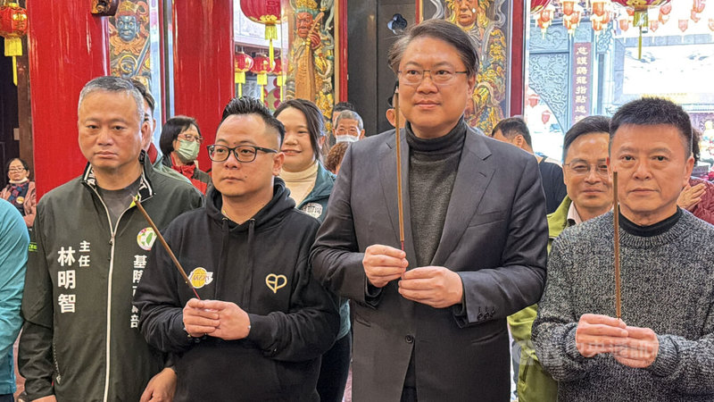 前基隆市長林右昌（前右2）12日上午陪同民進黨基隆市長提名人、議長童子瑋（前左2）至慈雲寺參拜祈福，希望大家心想事成。中央社記者王朝鈺攝　115年2月12日