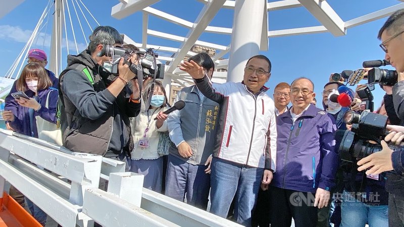 新北市長侯友宜（中白衣者）12日前往視察三峽區長福橋新建工程，並宣布主橋行人通道13日起開放通行。中央社記者黃旭昇攝　115年2月12日