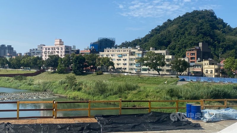 新北市政府水利局12日表示，三峽長福橋改建工程進度達75%，全案預計今年7月完工，串聯三峽河兩岸交通，同時肩負防洪與河岸景觀功能。中央社記者黃旭昇新北市攝　115年2月12日