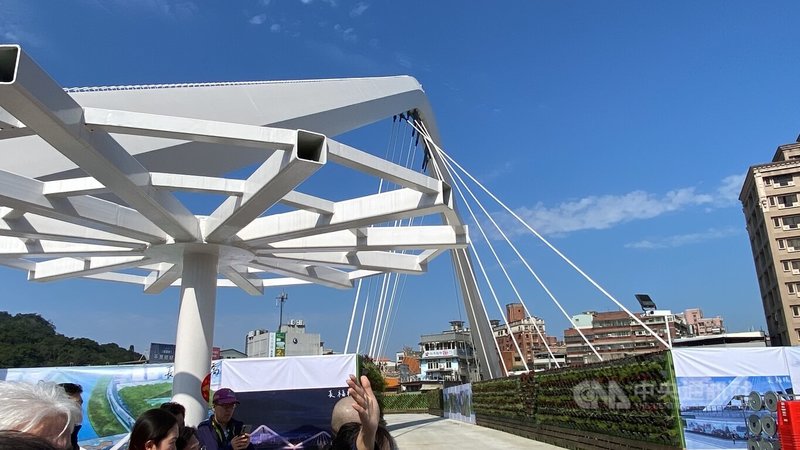 新北市三峽長福橋改建工程進度達75%，水利局表示，目前主橋鋼構已完成，人行通道開放後，將持續施作橋面鋪面、景觀植栽、光雕照明及安溪堤頂步道工程，全案預計今年7月完工。中央社記者黃旭昇新北市攝　115年2月12日