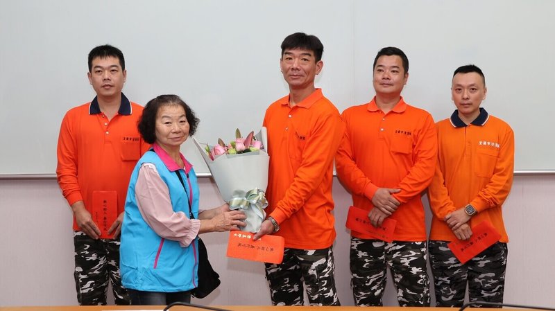 宜蘭市蔡姓婦人（藍背心者）日前在路口等垃圾車時，不慎摔落深溝，清潔隊員發現後立刻搬來長梯與布繩救援。蔡婦12日到市公所獻花，感謝清潔隊員救命之恩。（宜蘭市公所提供）中央社記者沈如峰宜蘭縣傳真　115年2月12日