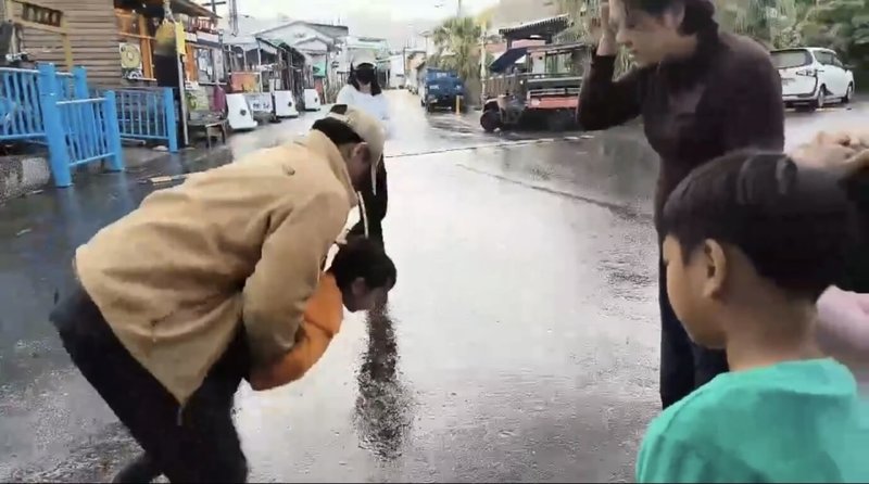 台東金崙一名小女童12日誤吞彈珠，附近民宿老闆、海陸退役的戴永明（左）聽見有人呼救，立刻衝上前展開救援，抱著女童實施哈姆立克急救法，成功化解危機。（民眾提供）中央社記者盧太城台東傳真　115年2月12日