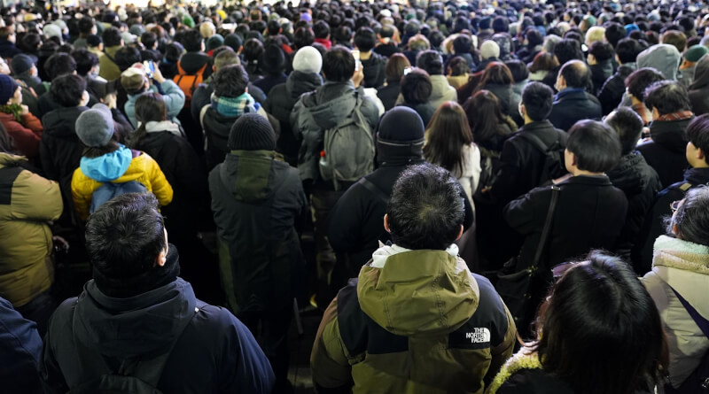 圖為7日在聽街頭演說的日本民眾。（共同社）