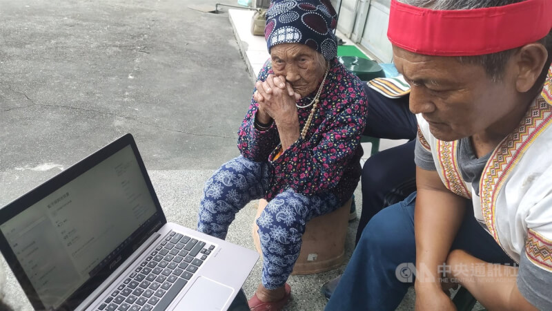 大法官110年5月7日針對原住民狩獵案做出釋字第803號解釋，指出有部分違憲。提出釋憲的布農族人王光祿（右）跟母親（左）一同透過視訊獲悉解釋結果後沉重地說，很遺憾，但還是會繼續狩獵。（中央社檔案照片）