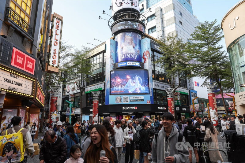 行政院長卓榮泰12日表示，今年人均GDP可望突破4萬美元、最低工資也有望突破新台幣3萬元。圖為台北西門町商圈人潮。（中央社檔案照片）