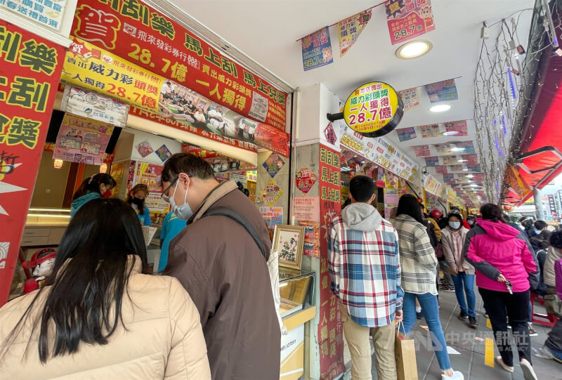 大樂透過年加碼，2月12日起至3月3日頭獎連續20天開出，加碼總獎金新台幣12億元、創史上新高。圖為彩券行前人潮滿滿。（中央社檔案照片）