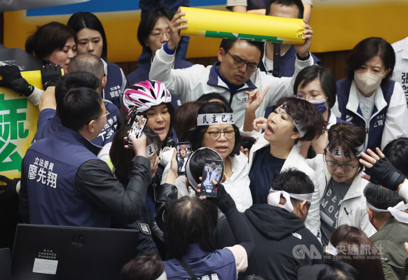 立法院會於113年5月24日審理國會職權行使修法，朝野立委進場張貼布條時，一度發生肢體衝突。民進黨立委王美惠（中）、陳亭妃（中右）衝進主席台右側欲掛布條，但遭國民黨立委陳玉珍（中左）等人阻止，雙方爆發推擠。（中央社檔案照片）