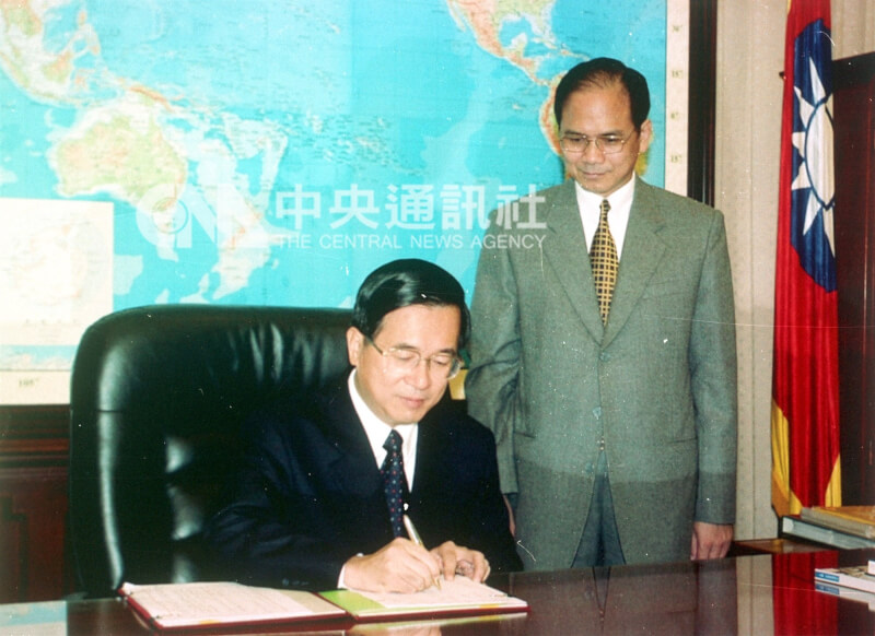 時任總統陳水扁（左）89年12月8日簽批拒服兵役之宗教良心犯、曾茂興案、蘇炳坤案等二十一人特赦令。（中央社檔案照片）