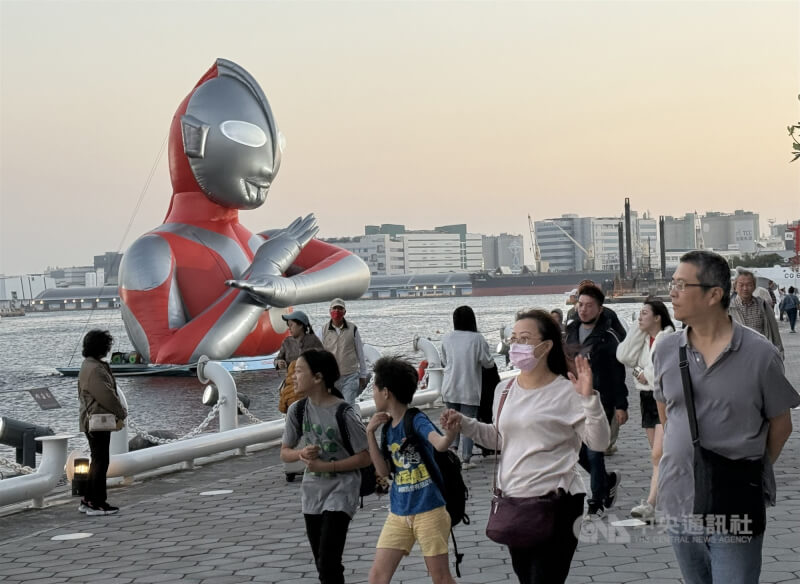 圖為11日午後到高雄愛河灣一帶參觀日本人氣IP「超人力霸王」民眾。（中央社檔案照片）
