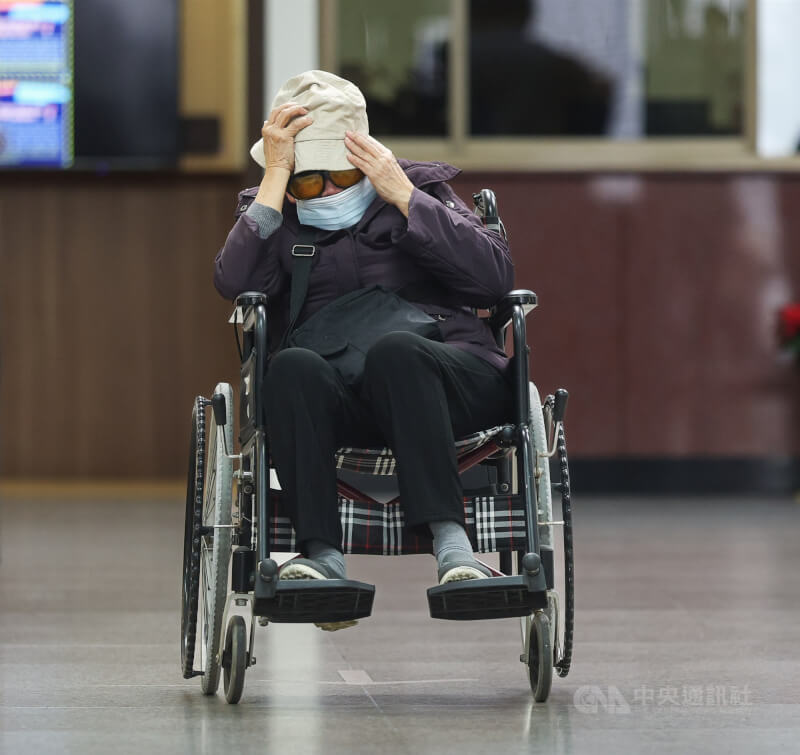 北市8旬婦疑因心力交瘁，悶死癱瘓50年的兒子，一審判刑2年6月並建請特赦，案經上訴，由台灣高等法院審理。圖為二審庭後她乘坐輪椅準備離開法院。（中央社檔案照片）