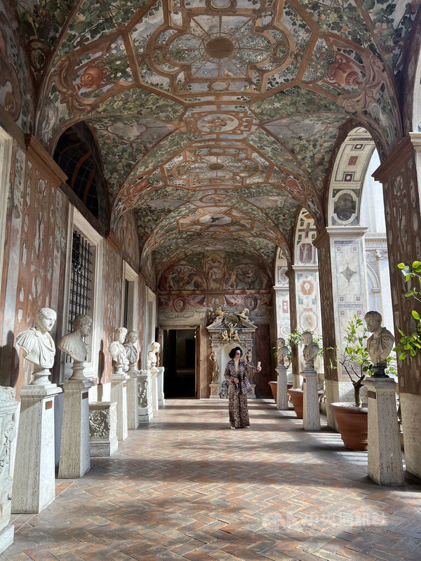 阿爾騰普斯宮二樓走廊美輪美奐，是許多遊客喜愛駐足拍照的景點。中央社記者黃雅詩羅馬攝　115年2月12日