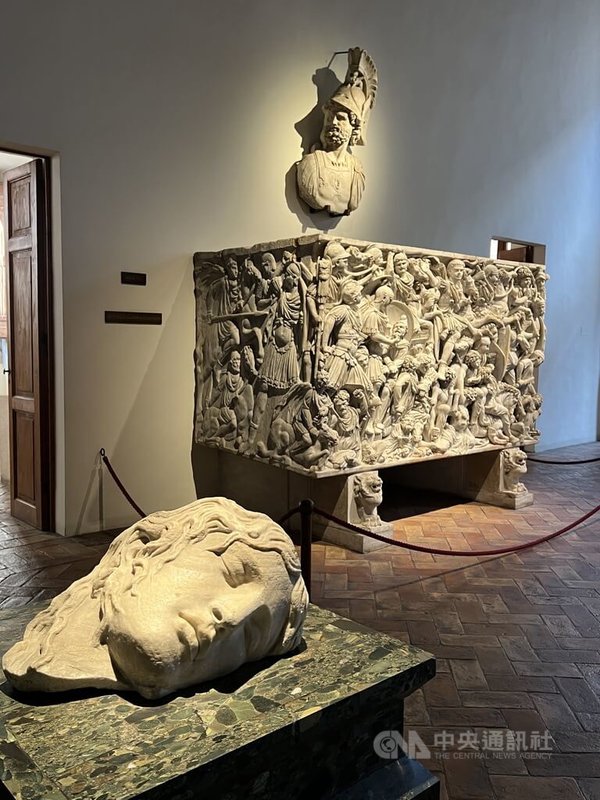 羅馬國家博物館轄下的「阿爾騰普斯宮」內收藏許多古羅馬雕塑，漫步其中有如置身神話與史詩之間。中央社記者黃雅詩羅馬攝　115年2月12日