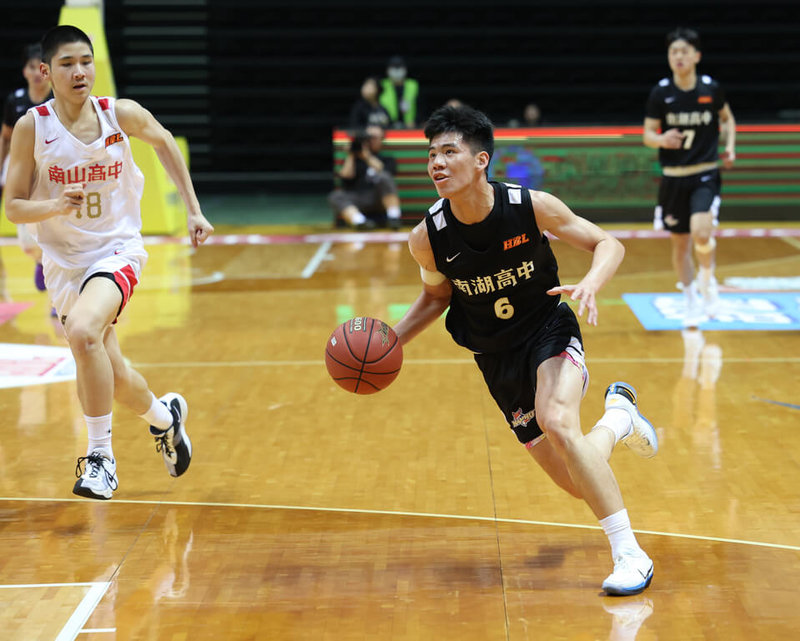 114學年度HBL高中籃球聯賽南湖高中12日與南山高中爭奪最後一張4強門票，南湖靠著張哲瑋（持球者）第3節飆進4記三分球、攻下14分，一舉奠定勝基，終場以108比85搭上4強末班車。（高中體總提供）中央社記者陳容琛傳真　115年2月12日