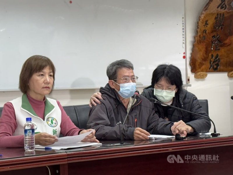 新北校園命案定讞，行凶少年、少女分別判處12年、11年徒刑。被害者父親（中）、母親（右）13日在民進黨議員石一佑（左）陪同下出面舉行記者會，控訴司法不公輕判，質疑少事法保護加害人，中央社記者曹亞沿攝　115年2月13日