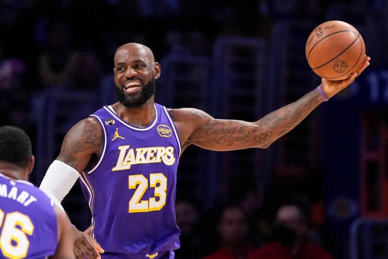 NBA洛杉磯湖人球星詹姆斯12日以41歲之齡，成為NBA史上締造大三元的最年長球員。（美聯社）