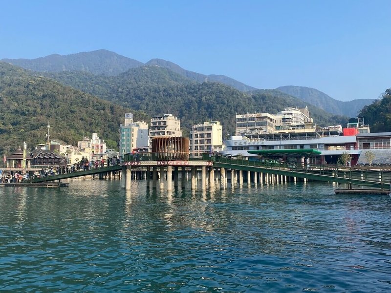 日月潭13日水位約745公尺，較滿水位下降約3公尺，水位下降導致碼頭引橋傾斜度增加（圖），交通部觀光署日月潭國家風景區管理處為確保遊客行走安全，加強碼頭引橋防滑並派保全協助引導。（日月潭國家風景區管理處提供）中央社記者蕭博陽南投縣傳真　115年2月13日