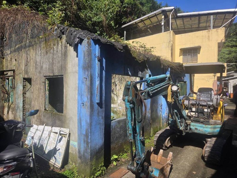 基隆市東信路258巷一間國有財產署老舊房舍日前倒塌，所幸沒有人員受傷，基隆市政府13日調派怪手先將傾倒的廢棄物集中，後續將發函要求國產署清除。（基隆市政府提供）中央社記者王朝鈺傳真　115年2月13日