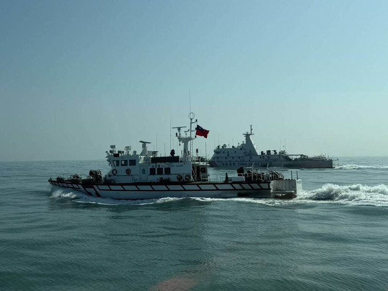 中國海警船於9日、10日侵擾金門水域後，13日再度現蹤，海巡調度巡防艇併航阻隔，拒止其深入。（海洋委員會海巡署金馬澎分署提供）中央社記者吳玟嶸傳真　115年2月13日