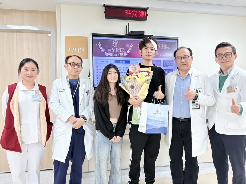 苗栗市南苗市場日前發生男子持刀砍傷員警事件，朱姓員警（右3）當下頭部重創，緊急送往衛福部苗栗醫院治療，13日順利出院返家過年，苗醫副院長劉明岳（右2）送上補品和花束致意。（苗栗醫院提供）中央社記者管瑞平傳真　115年2月13日