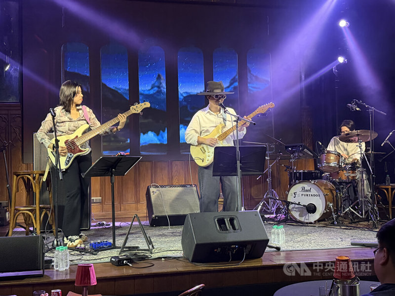 台灣創作歌手壞特（中）首度帶著吉他在台上自彈自唱，這讓她感覺充滿挑戰，還有彷彿回到當初在宿舍裡彈吉他、寫歌的感覺。中央社記者李晉緯新德里攝　115年2月13日