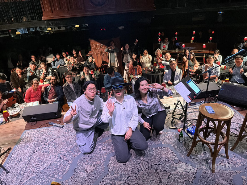 台灣創作歌手壞特（前排中）在新德里的演出深獲印度聽眾好評，她於表演結束後開心與眾人合影。中央社記者李晉緯新德里攝　115年2月13日