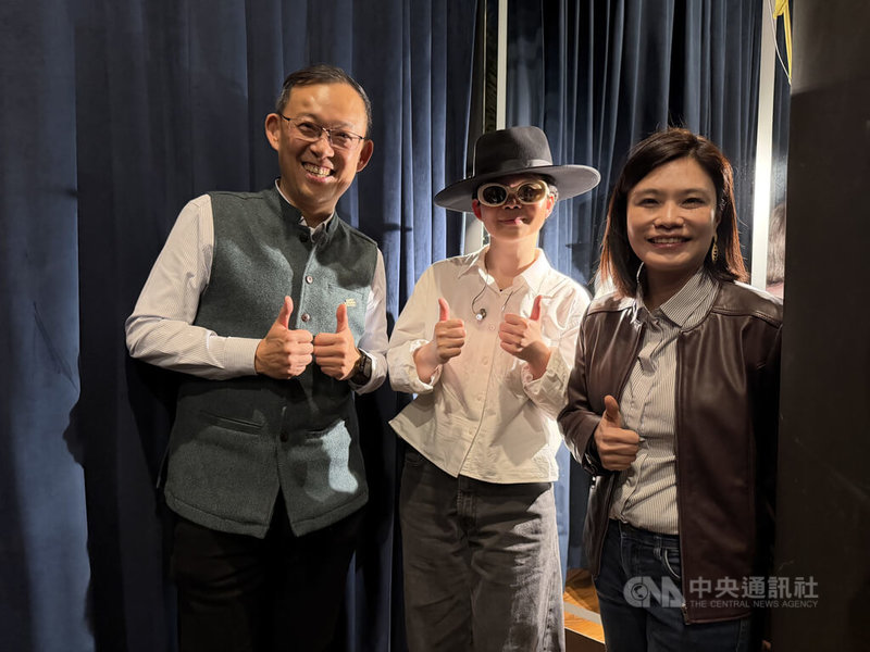 台灣創作歌手壞特（中）在印度的演出大獲好評，駐印度代表陳牧民（左）認為，用這樣的方式將台灣的音樂、軟實力介紹給印度的聽眾和觀眾，讓他們更了解台灣、對台灣有興趣，是一個很好的文化交流方式。中央社記者李晉緯新德里攝　115年2月13日