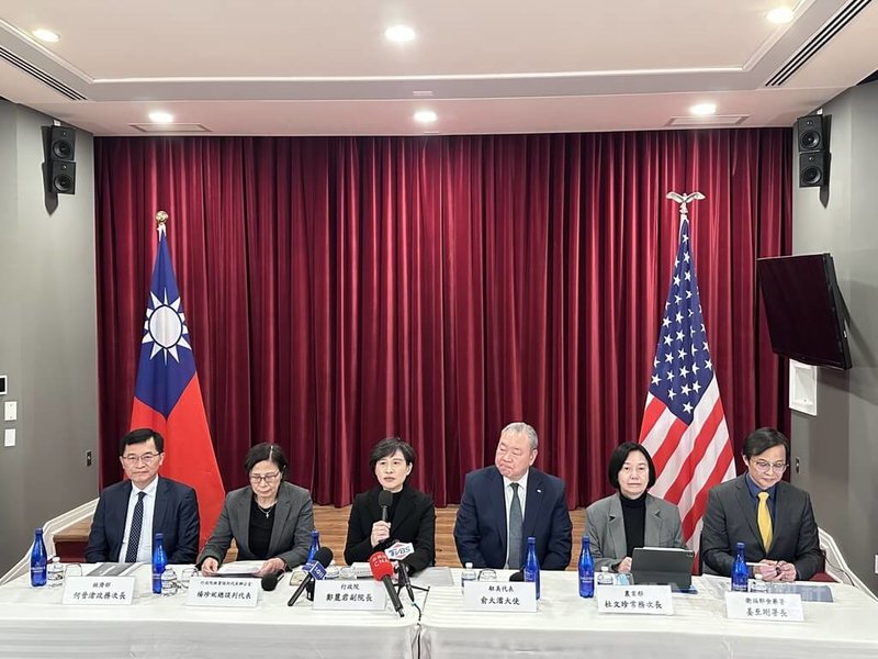 台美於美東時間12日簽署對等貿易協定，行政院副院長鄭麗君（左3）當晚率相關部會官員在駐美代表處舉行記者會。中央社記者侯姿瑩華盛頓攝　115年2月13日