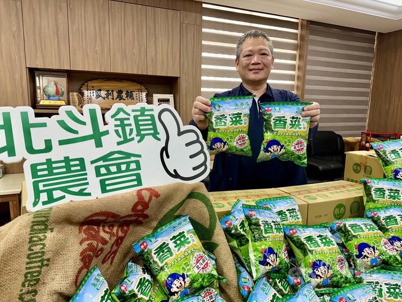 彰化縣北斗鎮為全台最大香菜產地，北斗鎮農會為行銷在地農產，推出「香菜米乖乖」，希望讓地方特色被更多人看見。中央社記者鄭維真攝　115年2月13日