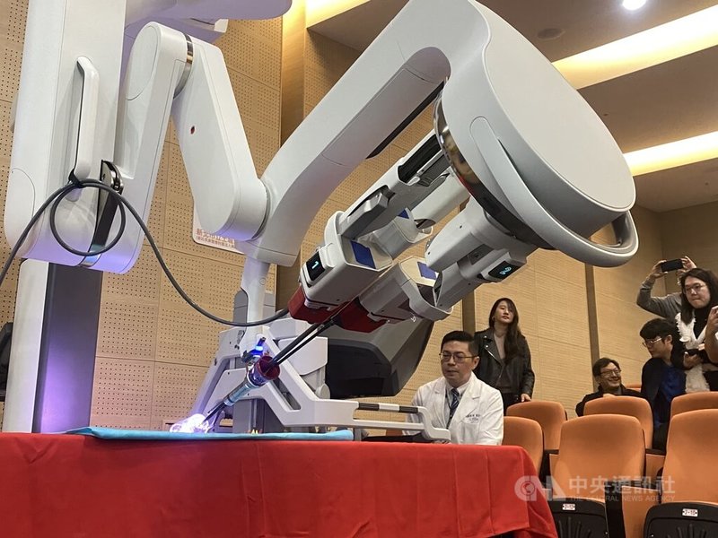 新北市立土城醫院13日舉行「達文西微創手術破千例暨新北市首座單孔達文西設備啟用」記者會，現場由達文西手術中心主任劉忠一（白袍者）示範設備操作。中央社記者黃旭昇攝　115年2月13日