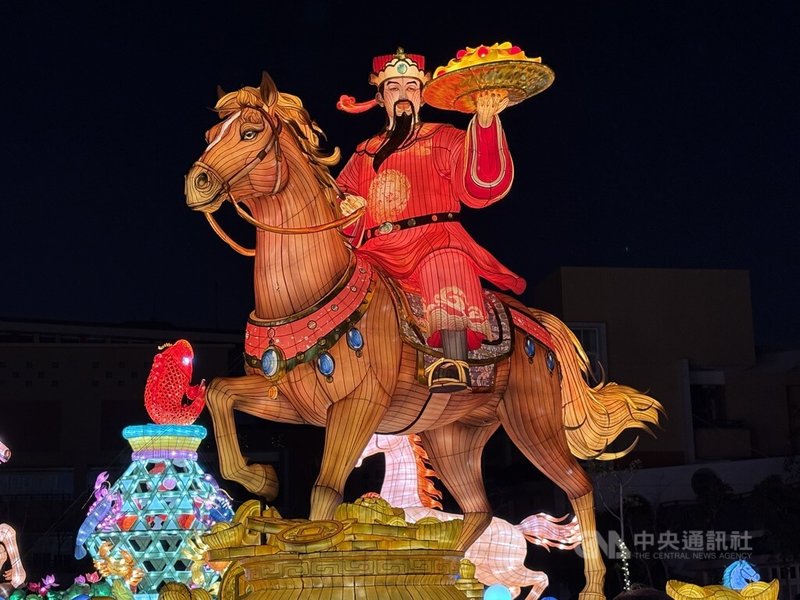 新北市三重先嗇宮13日晚間舉行馬年花燈點燈儀式,替為期1個月的燈會揭開序幕,今年活動主燈為「馬上發財」,設計騎駿馬、手捧金元寶的財神爺,喜氣洋洋。中央社記者曹亞沿攝 115年2月13日