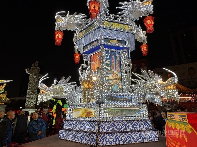 新北市三重先嗇宮花燈點燈儀式13日晚間舉行,2層樓高「瓷器宮燈」以青花瓷湯匙、酒杯、小碗、瓷盤與茶杯等組合而成。中央社記者曹亞沿攝 115年2月13日