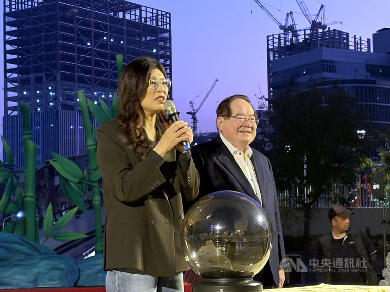 三重先嗇宮13日晚間舉行丙午馬年花燈點燈儀式，國民黨主席鄭麗文（左）和黨副主席兼秘書長、先嗇宮董事長李乾龍（右）共同出席點燈。中央社記者曹亞沿攝　115年2月13日